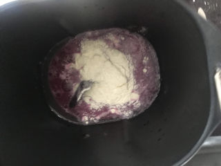 火龙果椰蓉面包卷,再放入奶粉