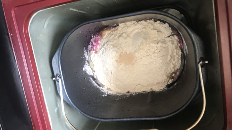 火龙果椰蓉面包卷,然后把面包桶放在面包机内，启动和面程序