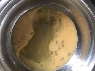 火龙果椰蓉面包卷,趁发酵的时候，做椰蓉馅，碗中先加入油，糖，蛋液搅拌均匀