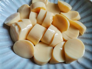 脆皮日本豆腐,日本豆腐从中间切开挤出，切厚片，