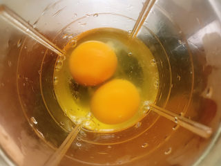 青瓜鸡蛋饼,鸡蛋打入搅拌杯中