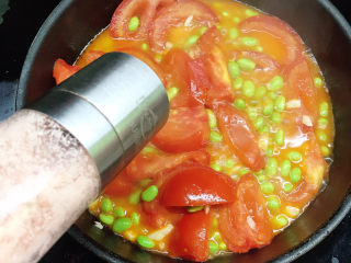 番茄炒青豆,放盐、白糖