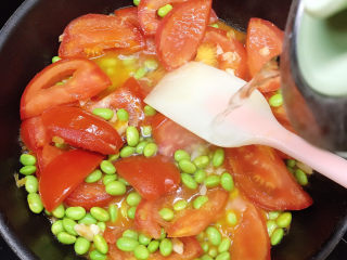 番茄炒青豆,加入清水，大火烧开后，盖上锅盖转中火煮5分钟。