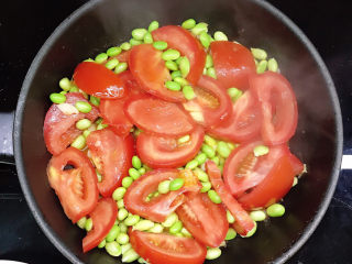 番茄炒青豆,翻炒4到5分钟。