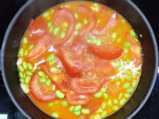 番茄炒青豆,再煮3分钟左右。