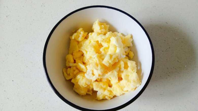 白玉菇鸡蛋汤,鸡蛋盛出备用