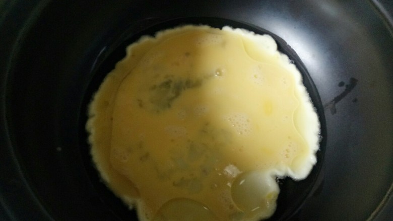 白玉菇鸡蛋汤,倒入鸡蛋液翻炒凝固