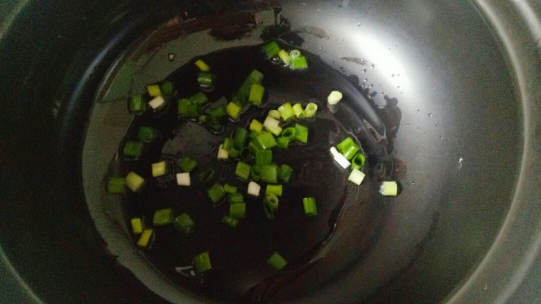 白玉菇鸡蛋汤,锅中底油加油葱碎煸香