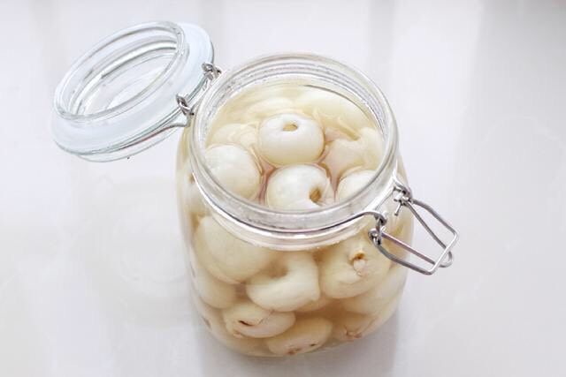 荔枝罐头,将荔枝连同糖水倒入干净无油的密封罐中封好，放进冰箱冷藏后再食用口感更好。