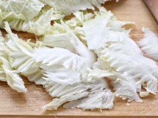 白菜炖豆腐,大白菜洗净后用刀斜着片成白菜片，或者用手随意的撕成片状。