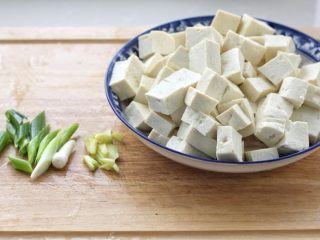 白菜炖豆腐,豆腐切成适量大小的块状，小葱切葱花、姜切碎备用。