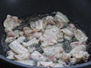 白菜炖豆腐,锅中倒适量食用油烧热，将五花肉放入锅中小火煸炒至透明的出油状态。如果觉得五花肉太腻可以继续煸炒成焦黄状。