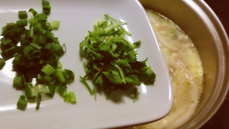 白玉菇鸡蛋汤,放入香葱绿和香菜