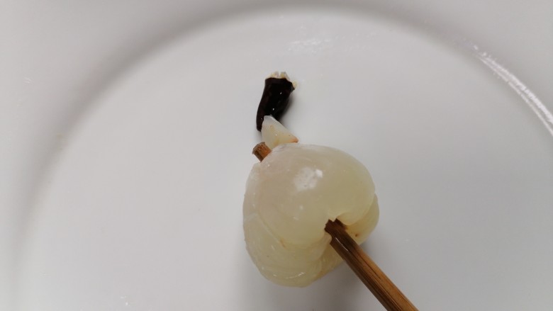 荔枝罐头,用筷子将荔枝核戳掉