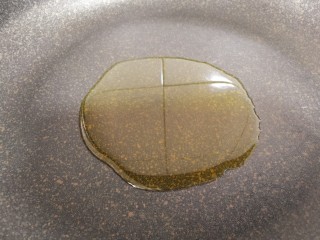 减脂系#白玉菇煎烤牛肉#,起锅烧热，放入一勺油。