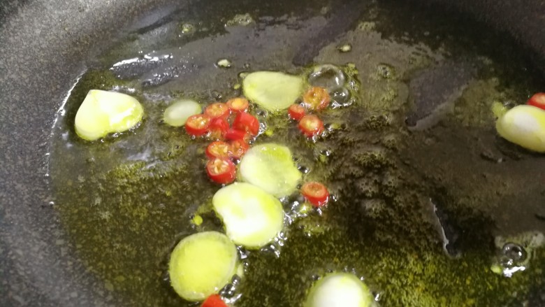 减脂系#白玉菇煎烤牛肉#,小米椒蒜片儿炒香。