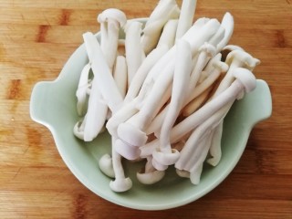 减脂系#白玉菇煎烤牛肉#,新鲜白玉菇洗净控水。
