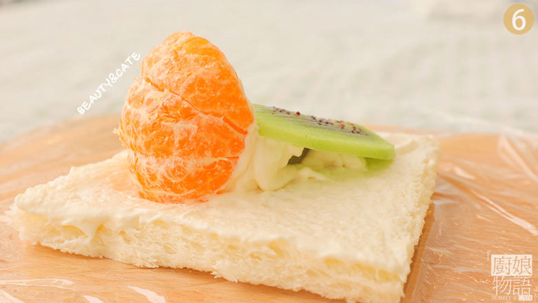 看，我的三明治里“开花”啦！,橘子花朵：橘子侧放在奶油上做花朵，青提做叶子，猕猴桃做花茎