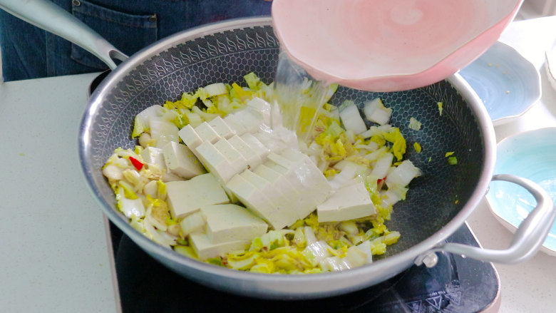 白菜炖豆腐,炒至断生后，放入豆腐块，再倒入适量的清水