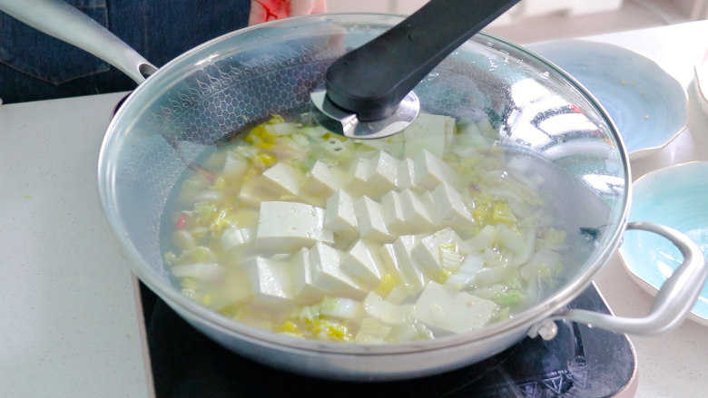 白菜炖豆腐,盖上锅盖炖煮2分钟左右