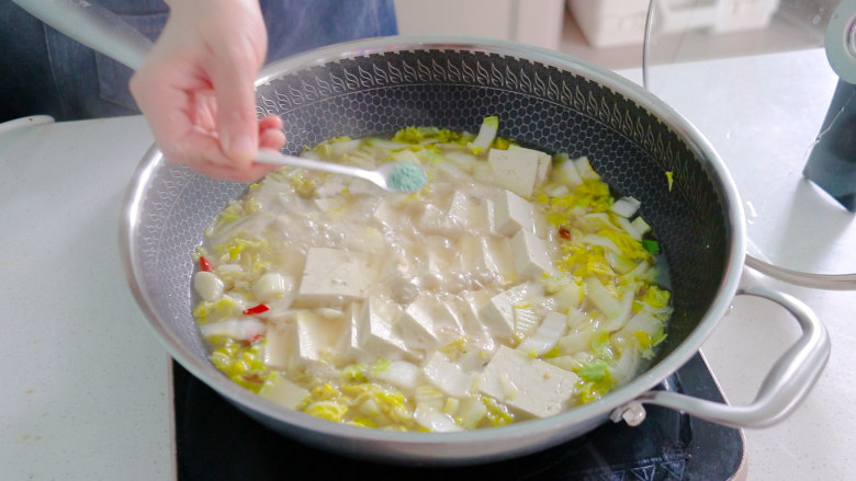 白菜炖豆腐,放入一勺蔬菜鸡精调鲜