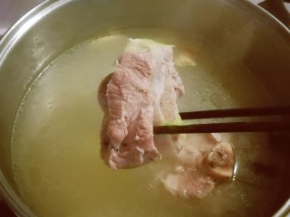 排骨冬瓜汤,煮至排骨肉熟透