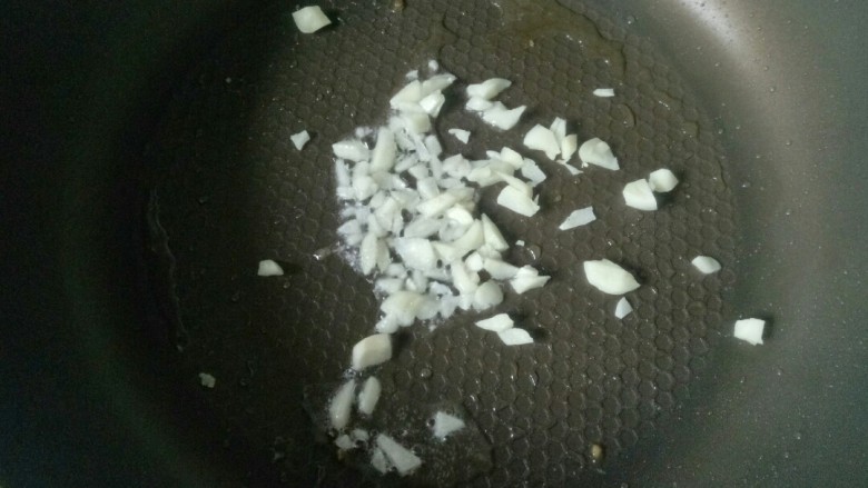 脆皮日本豆腐,另起一锅，加入适量油烧热，放入蒜末煸香
