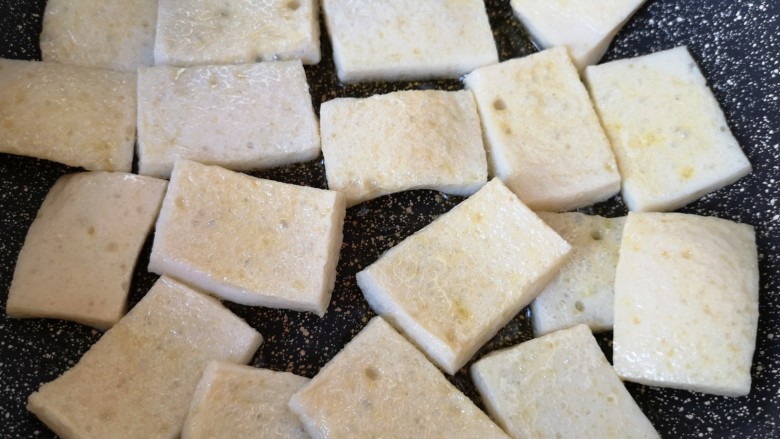 干锅千叶豆腐,中火煎至两面微黄，盛出备用。