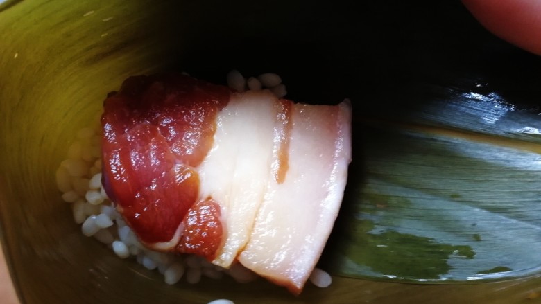 蜜枣白粽+彩豆肉粽,放入一片腌制好的肉。（带点肥的才更香）