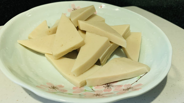 干锅千叶豆腐,切三角形