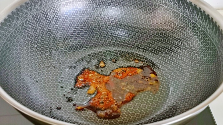 油焖大闸蟹,小火将冰糖融化至褐色。