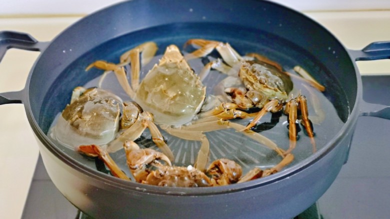 油焖大闸蟹,蟹用牙刷洗干净后，放入锅中焯水，这样更卫生一些。