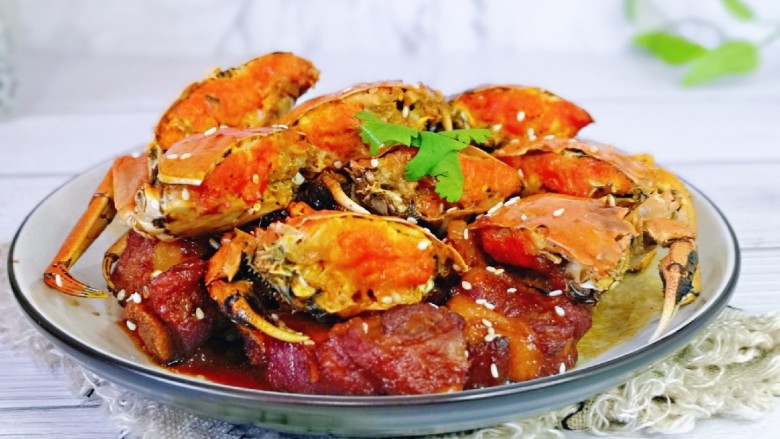 油焖大闸蟹,排骨吸收了螃蟹的鲜味儿，嗲，排骨酥烂，螃蟹鲜美，简单易学，美味佳肴。
