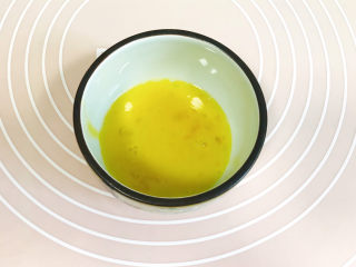 基础汉堡胚,一个鸡蛋打散，搅拌均匀