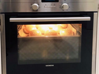 基础汉堡胚,烤箱180度20分钟，看见上色均匀漂亮就可以关火了