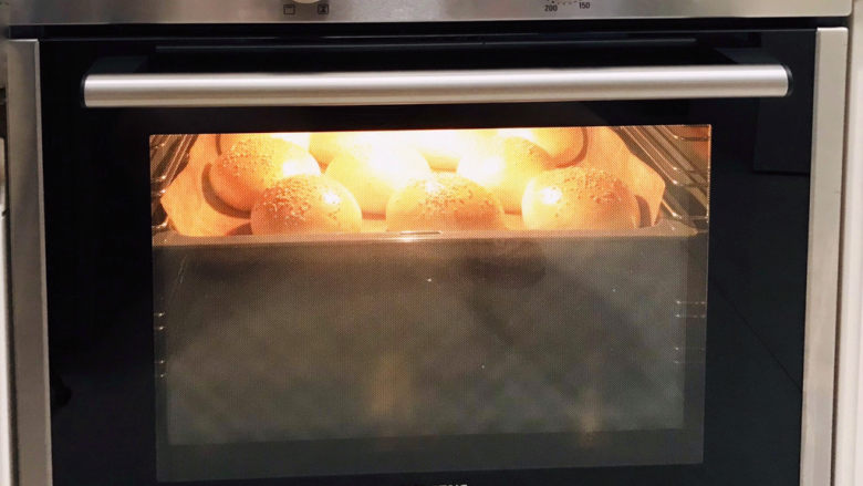 基础汉堡胚,烤箱180度20分钟，看见上色均匀漂亮就可以关火了