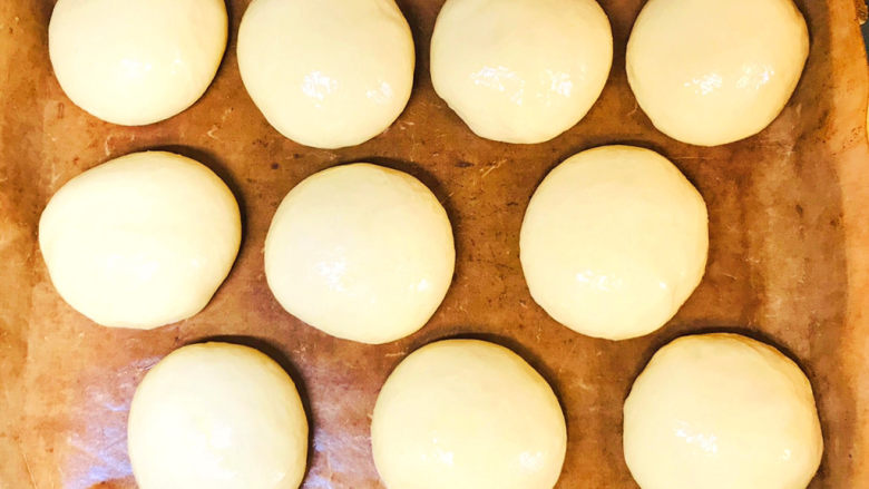 基础汉堡胚,将鸡蛋液用刷子均匀涂抹在面包上