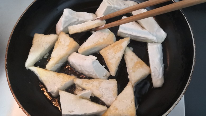 白菜炖豆腐,把豆腐两面，都煎至金黄