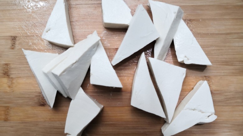 白菜炖豆腐,豆腐洗干净，切成三角块