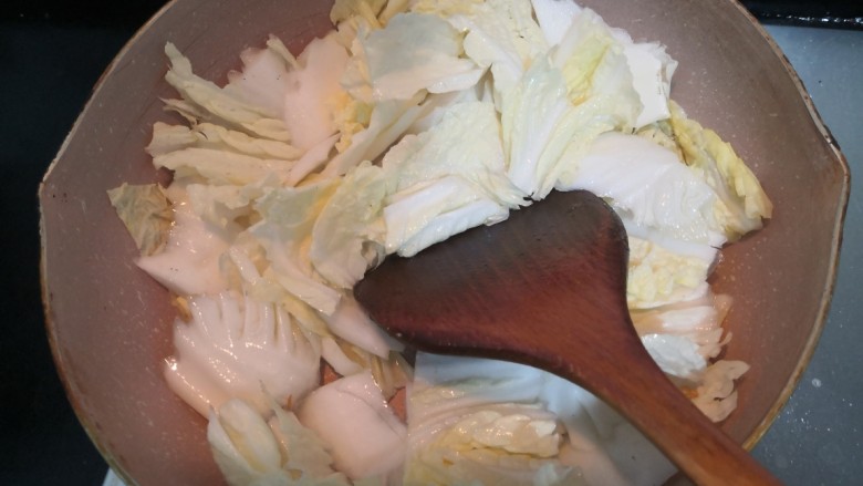 白菜炖豆腐,把包菜，翻炒均匀