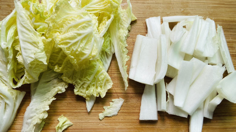 白菜炖豆腐,白菜杆切段，白菜叶切段