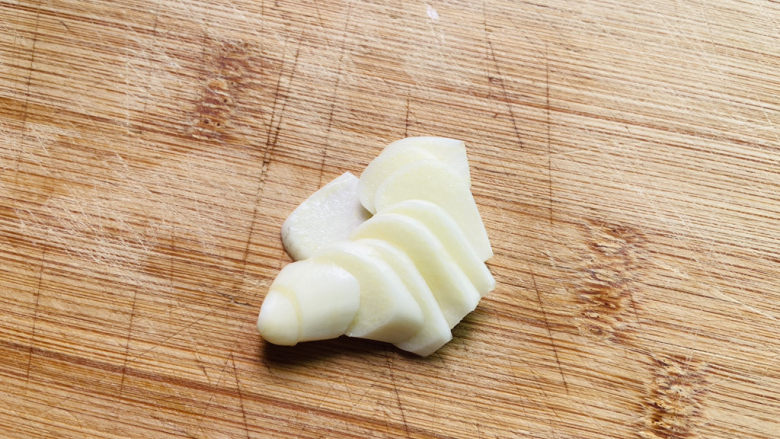 白菜炖豆腐,蒜头去皮切片