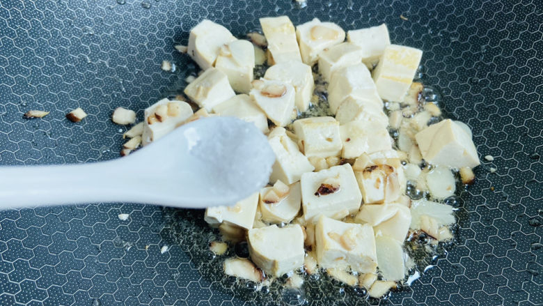 白菜炖豆腐,根据个人口味加入适量盐