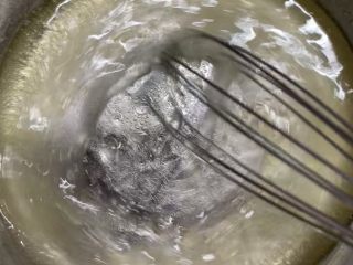 菠菜海绵蛋糕,搅拌均匀。