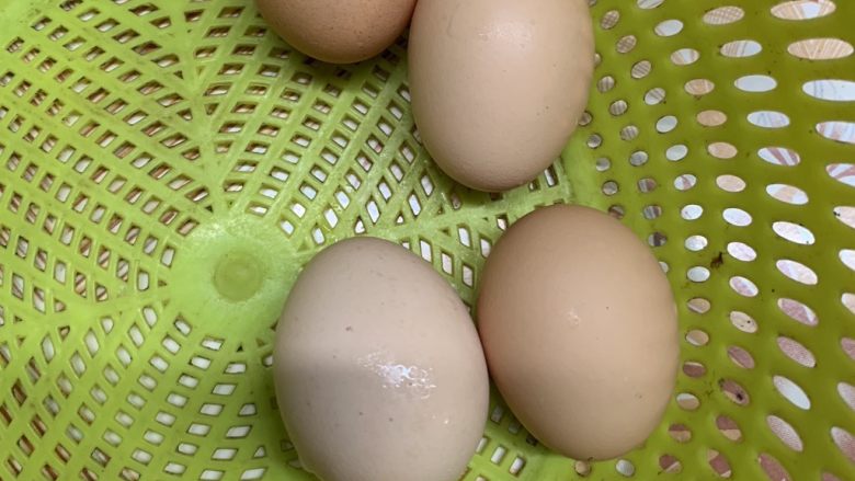 菠菜海绵蛋糕,冰箱里拿出鸡蛋回温。