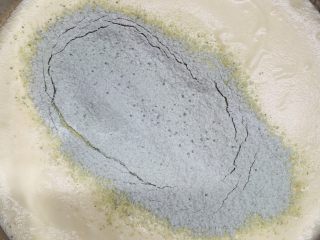 菠菜海绵蛋糕,分成加入面粉。
