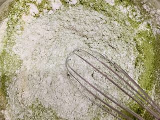 菠菜海绵蛋糕,搅拌均匀，避免菠菜粉遇液体凝固成块。