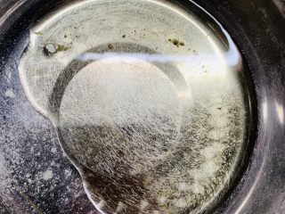 菠菜海绵蛋糕,碗里准备食用油。