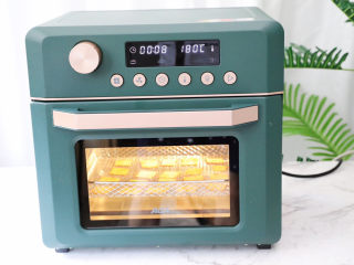 酥脆烤豆皮,放入预热好的烤箱，中层烘烤8分钟即可