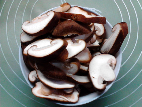 白菜炖豆腐,香菇洗净切成厚片，